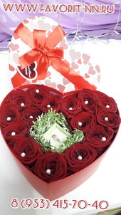 Милое оформление романтичного подарка живыми цветами в коробке "Сердечко"