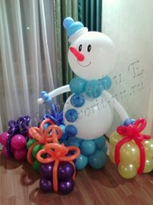 Снеговик с подарками из воздушных шаров