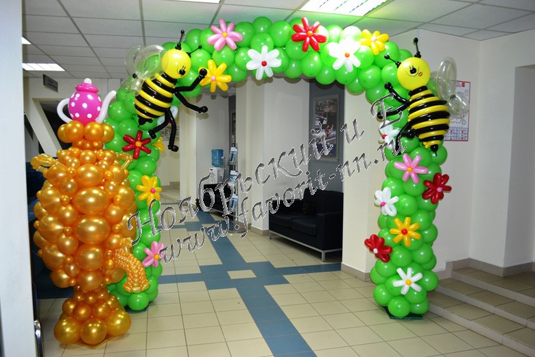 Композиция из воздушных шаров "Самовар и арка с пчелами. 8 марта"