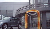 Оформление воздушными шарами открытия автосалона «Dodge-Jeep-Chrysler»