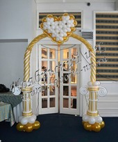 Стильная арка из воздушных шаров для оформления входа в свадебный зал
