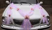 Сочетание фатина и живых цветов на свадебном автомобиле