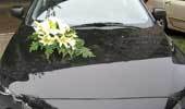 Свадебный автомобиль оформленный букетом из живых лилий